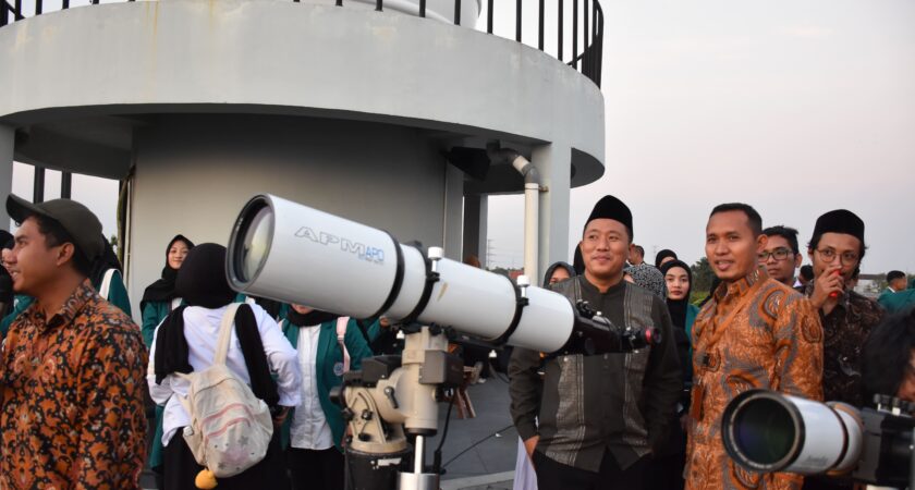 Planetarium dan Observatorium UIN Walisongo Berhasil Mengamati Hilal Awal Safar 1448 H Bersama Mahasiswa UNSIQ dan Perwakilan Ormas Islam