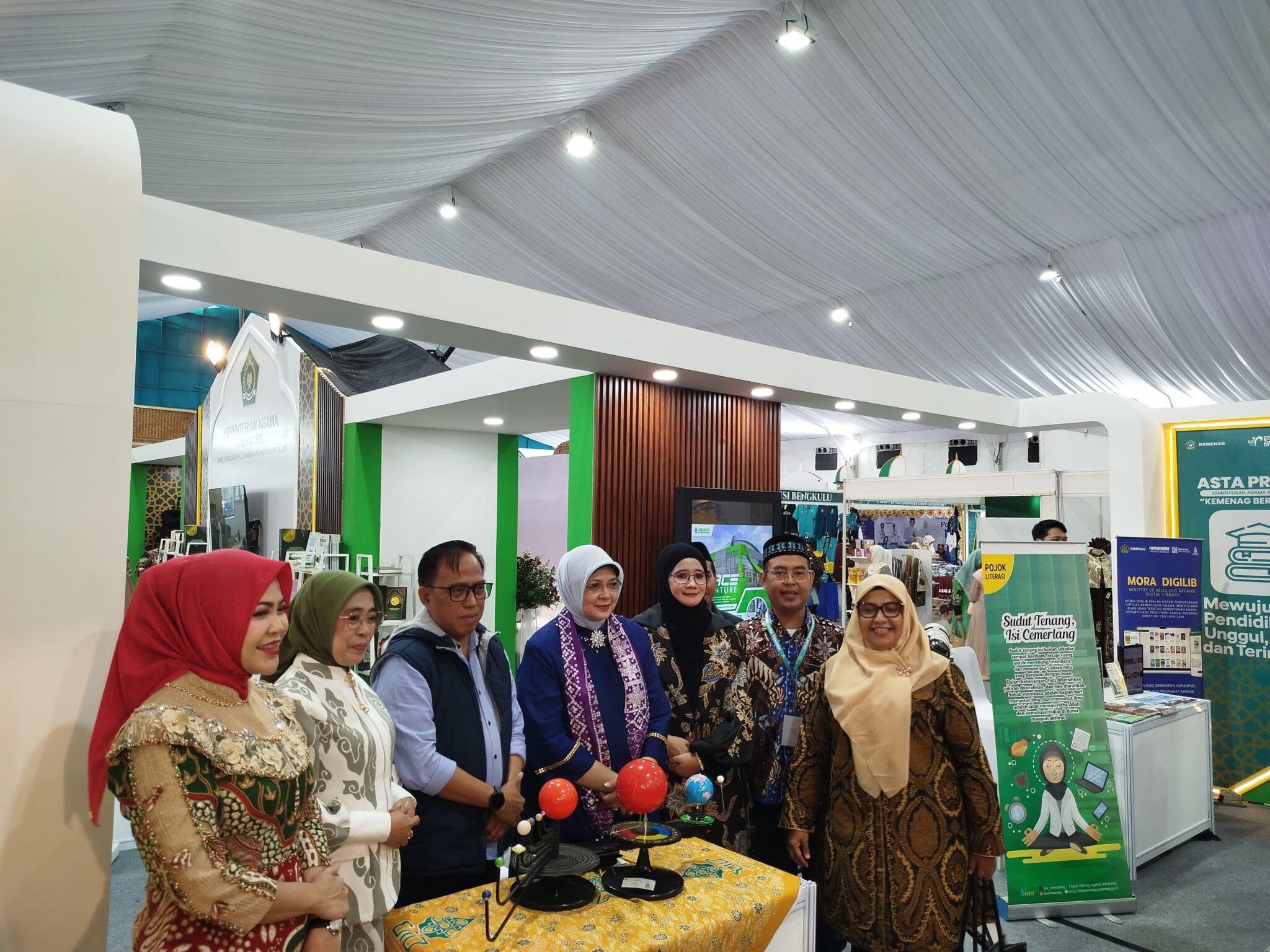 Momentum MTQ Nasional XXXI, Ibu Menteri Agama dan Ibu Wagub Jateng Kunjungi Stand Planetarium UIN Walisongo