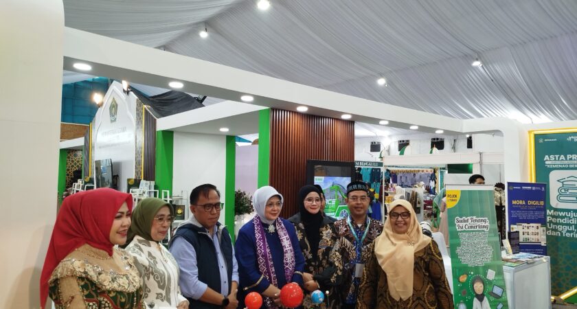 Momentum MTQ Nasional XXXI, Ibu Menteri Agama dan Ibu Wagub Jateng Kunjungi Stand Planetarium UIN Walisongo
