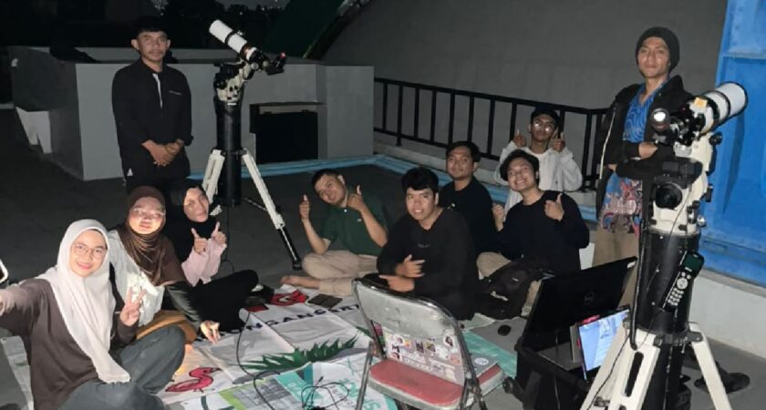 Tim Observatorium Dampingi Mahasiswa Magang dalam Praktik Pengamatan Benda Langit Malam