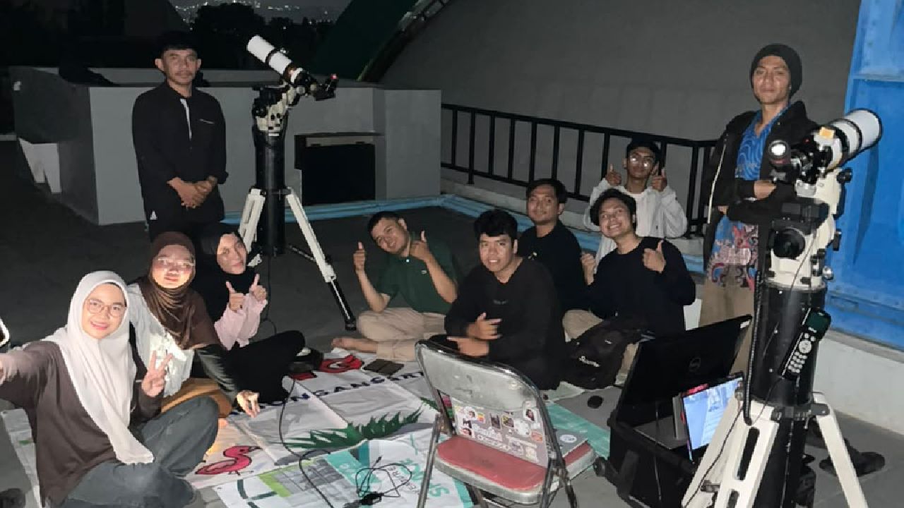 Tim Observatorium Dampingi Mahasiswa Magang dalam Praktik Pengamatan Benda Langit Malam