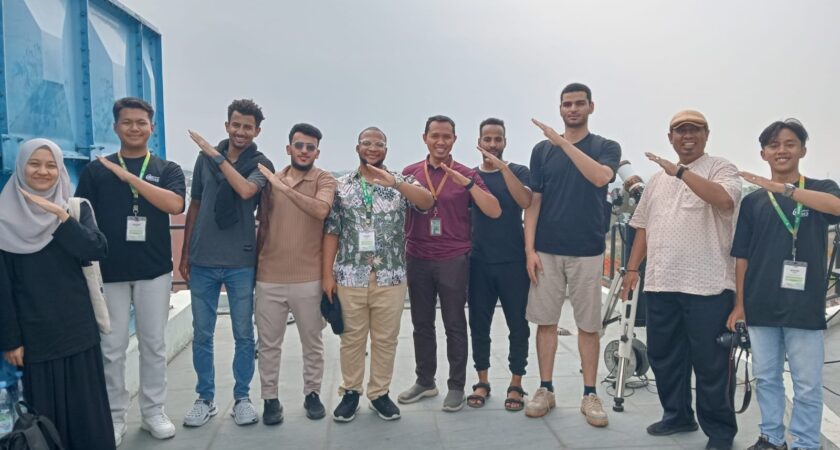 Mahasiswa Internasional Antusias Mengamati Matahari di Observatorium UIN Walisongo